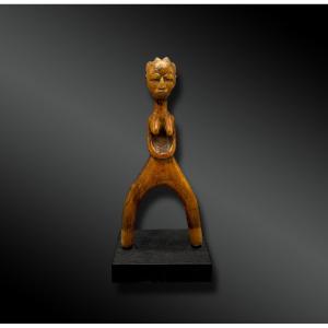 LANCE-PIERRE Culture Baoulé, Côte d'Ivoire Première moitié du XXème siècle Bois à patine miel