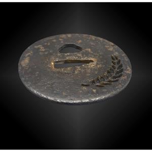 TSUBA NAGAMARU GATA. JAPON – Période Edo (1606 – 1868) Fer H: 7,8cm – L.: 7,6cm – H. Nakago-Ana