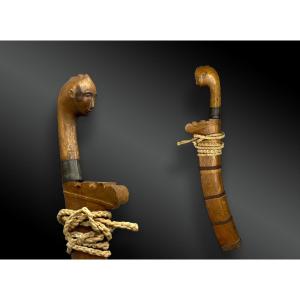 COUTEAU TOBA BATAK AVEC POIGNÉE À FIGURE ANTHROPOMORPHE, AVEC FOURREAU Indonésie, Sumatra