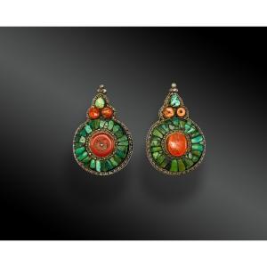 PAIRE d’ORNEMENTS Himalayens montés en BOUCLES d’OREILLES Tibet ou Népal, XIXème siècle