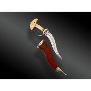 POIGNARD KHANJARLI, AVEC FOURREAU. Inde, XIXème siècle