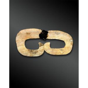 ORNEMENT de NEZ appelé Bipane Culture Asmat, Papouasie  Coquillage, résine et fibres végétales 