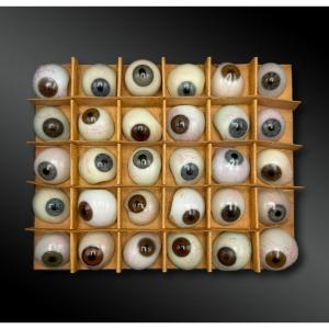 Ensemble de 30 PROTHÈSES OCULAIRES aussi appelées YEUX de VERRE - Travail européen - Vers 1900
