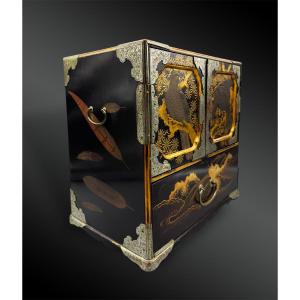 CABINET PORTATIF à ustensiles de la cérémonie du thé appelé Tabi-chadansu - Japon