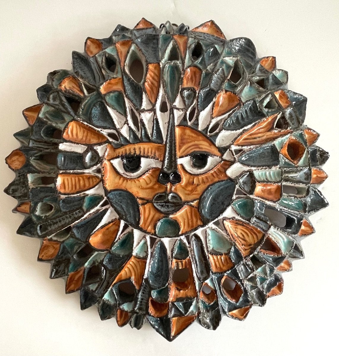 « Soleil » sculpture murale en céramique par Roland Zobel Atelier Les Cyclades