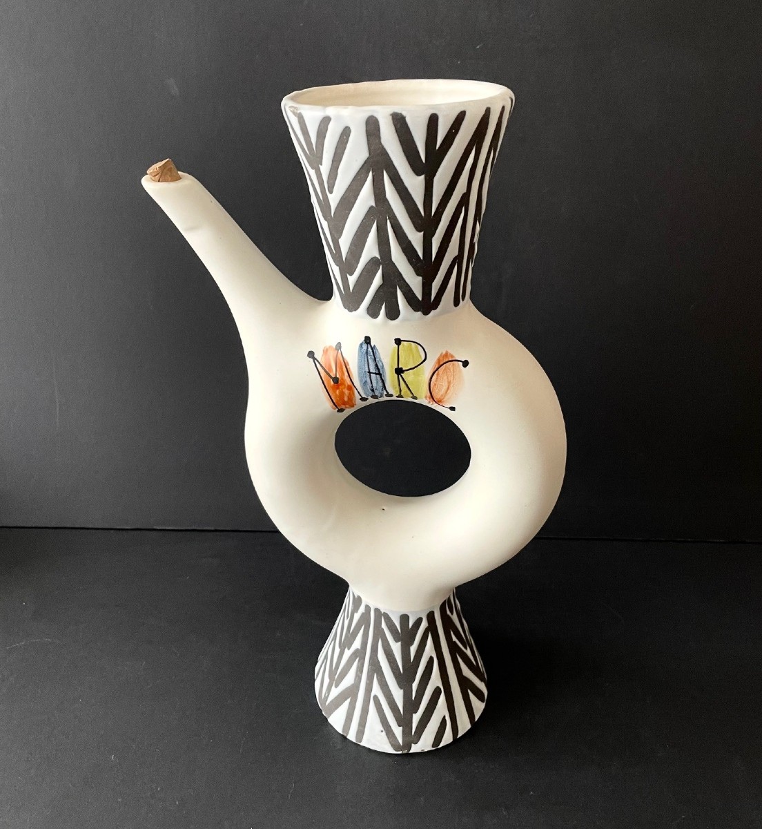 Bouteille "Marc" en faïence par Roger Capron à Vallauris