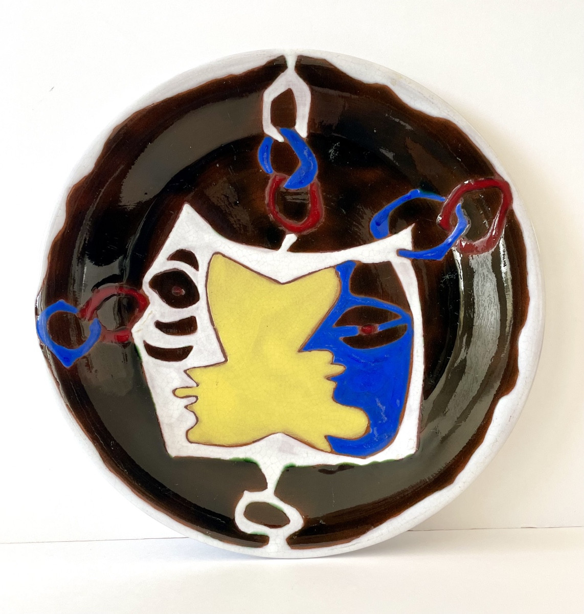 « Double profil », assiette en céramique par Jean Lurçat à Sant Vicens