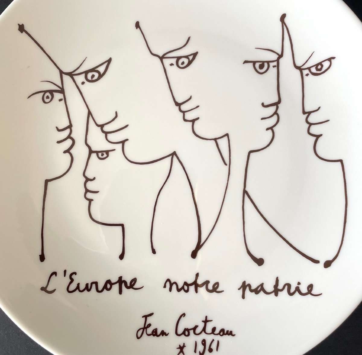 Assiette en porcelaine de Limoges dessin de Jean Cocteau 1961-photo-3