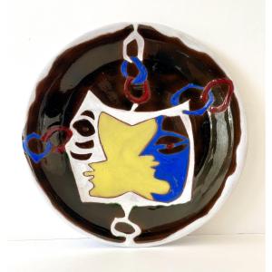 « Double profil », assiette en céramique par Jean Lurçat à Sant Vicens