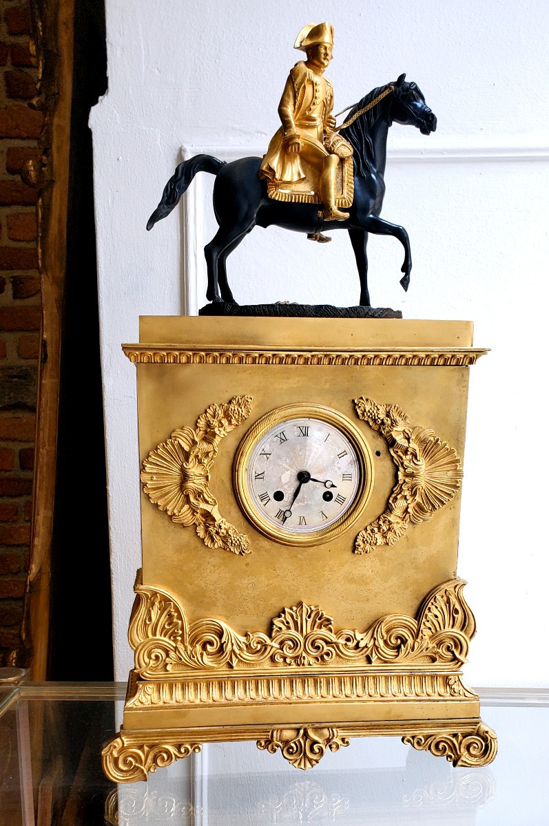 Pendule d'époque Empire Représentant Napoléon à Cheval, l'Horloge Est En Bronze Doré 18 Kt 