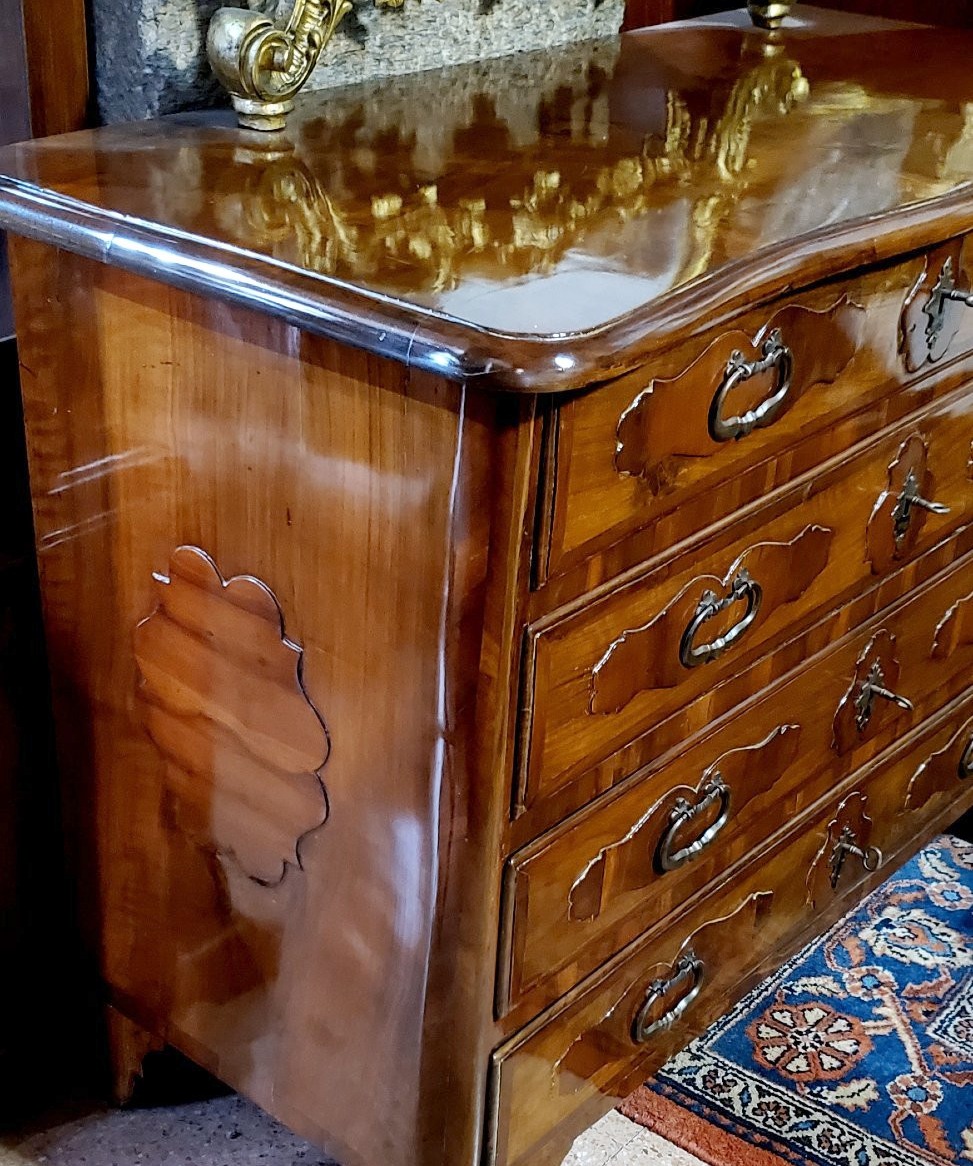 Commode ancienne des années 1750 (environ) en bois de noyer.-photo-2