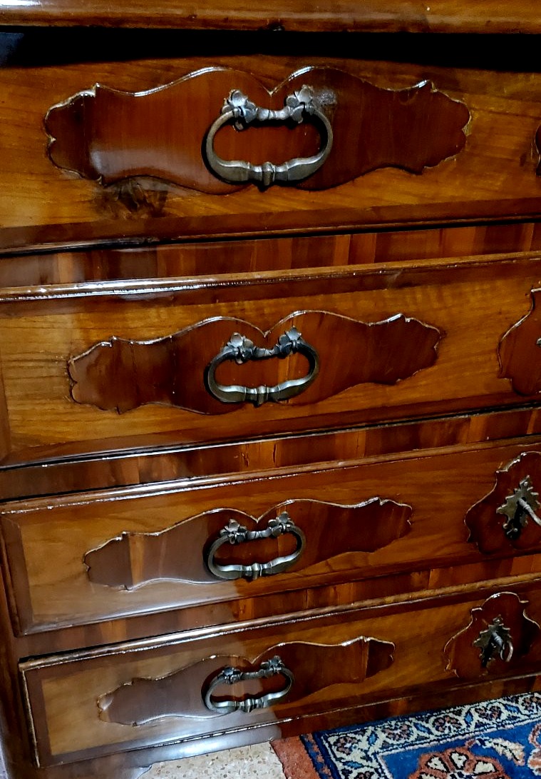 Commode ancienne des années 1750 (environ) en bois de noyer.-photo-1