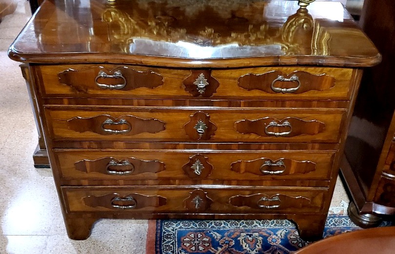 Commode ancienne des années 1750 (environ) en bois de noyer.