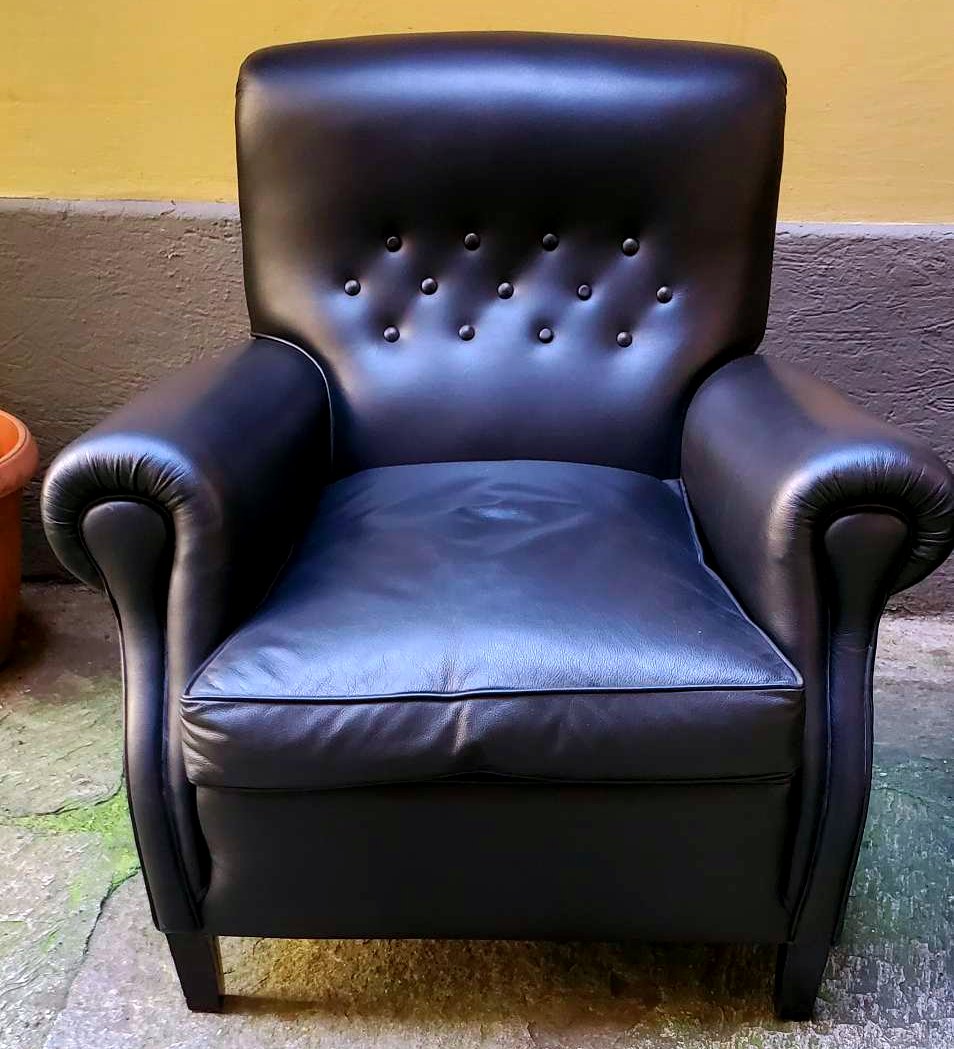 2 fauteuils et 1 pouf, Frau, années 1970, en cuir véritable noir. -photo-2
