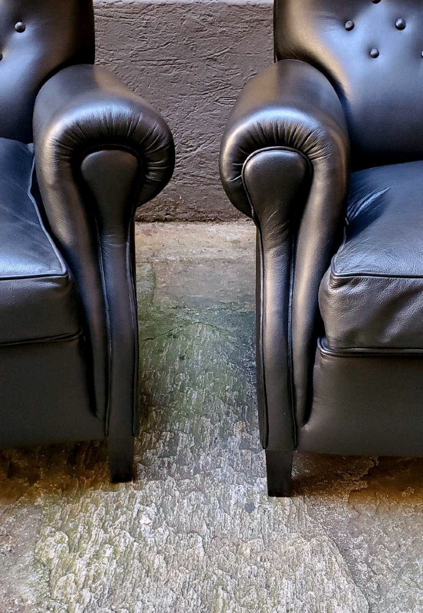 2 fauteuils et 1 pouf, Frau, années 1970, en cuir véritable noir. -photo-6
