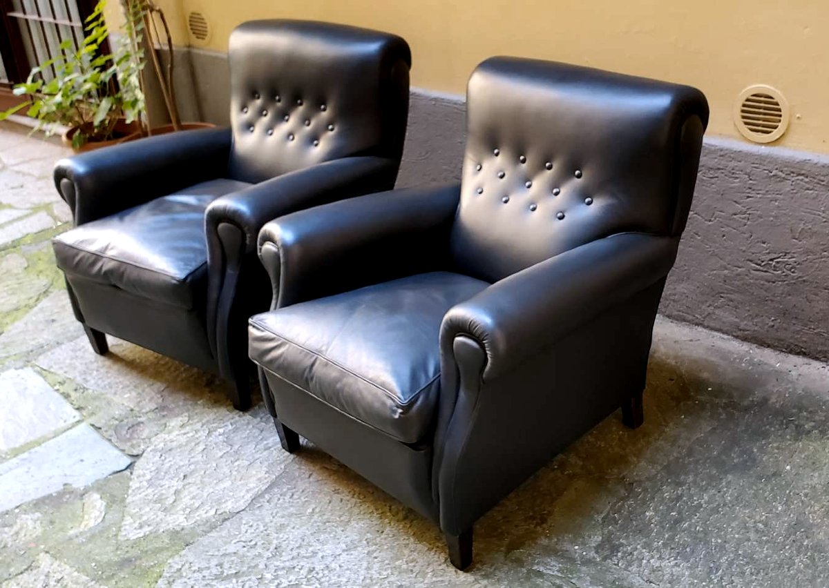 2 fauteuils et 1 pouf, Frau, années 1970, en cuir véritable noir. -photo-7