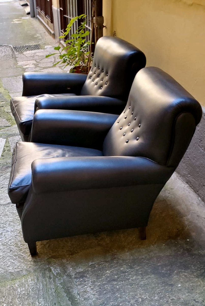 2 fauteuils et 1 pouf, Frau, années 1970, en cuir véritable noir. -photo-8