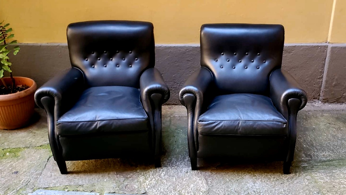 2 fauteuils et 1 pouf, Frau, années 1970, en cuir véritable noir. 