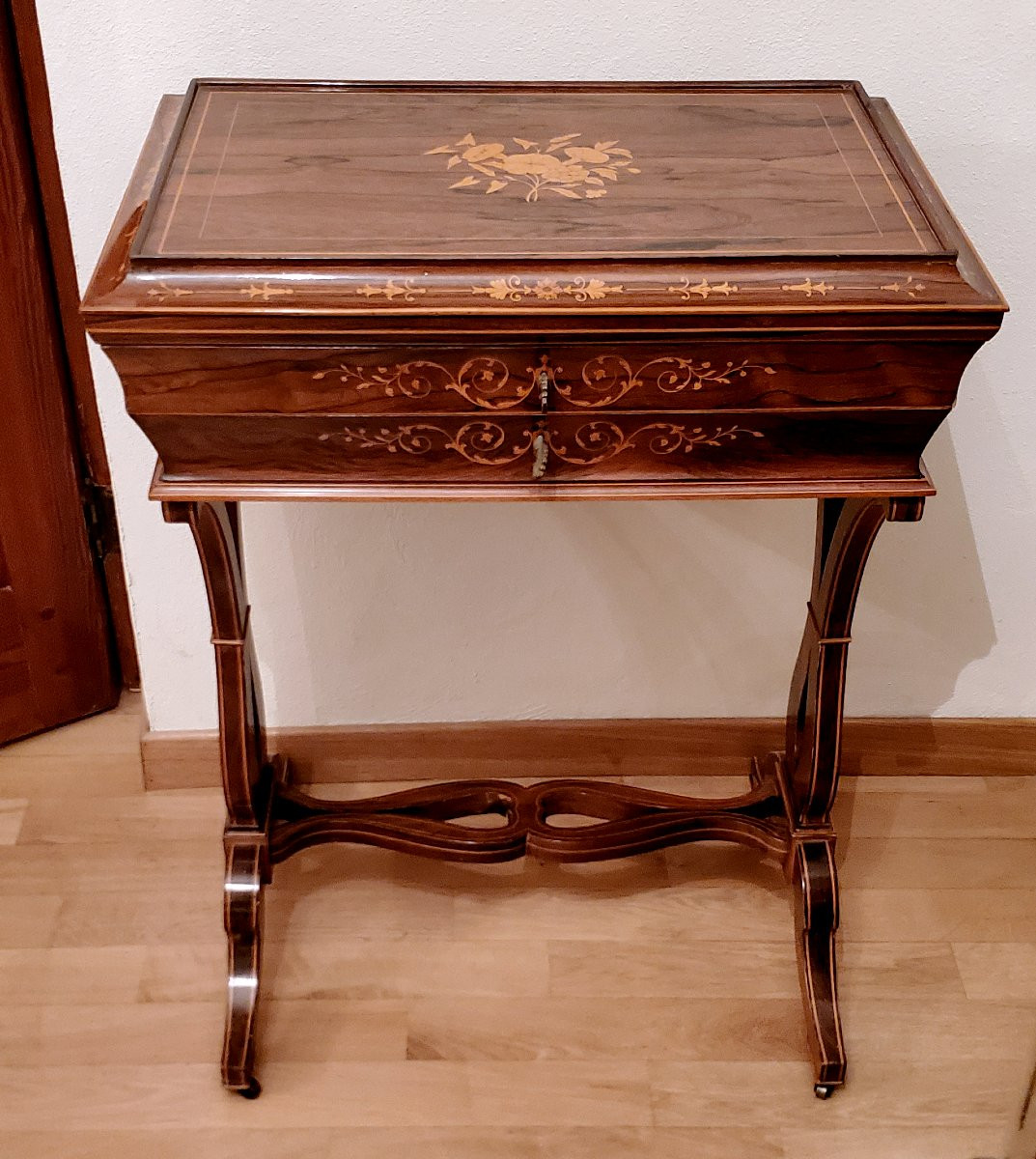 Table basse ancienne Charles X (vers 1830), de fabrication française, en palissandre et buis-photo-1