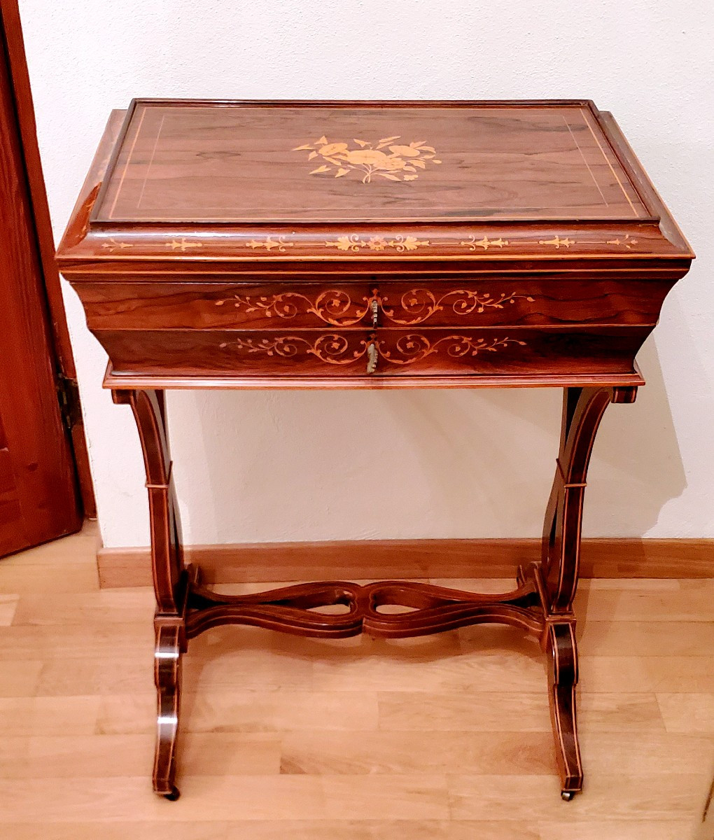 Table basse ancienne Charles X (vers 1830), de fabrication française, en palissandre et buis