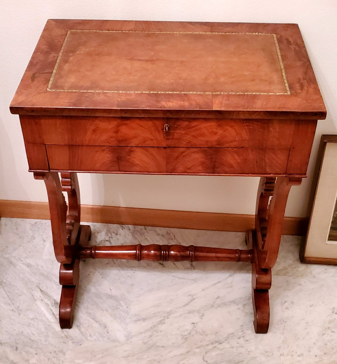 Table basse ancienne d'époque Charles X (vers 1830), de fabrication italienne (Piémont)
