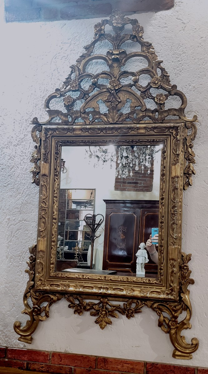 Miroir ancien Louis XV, de fabrication italienne, en bois sculpté et doré