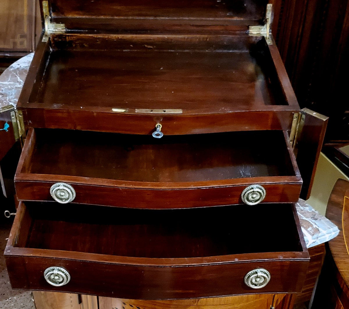 Coffret en acajou, 48 x 34 cm, hauteur 22 cm, incrusté de palissandre rose et de buis. -photo-2