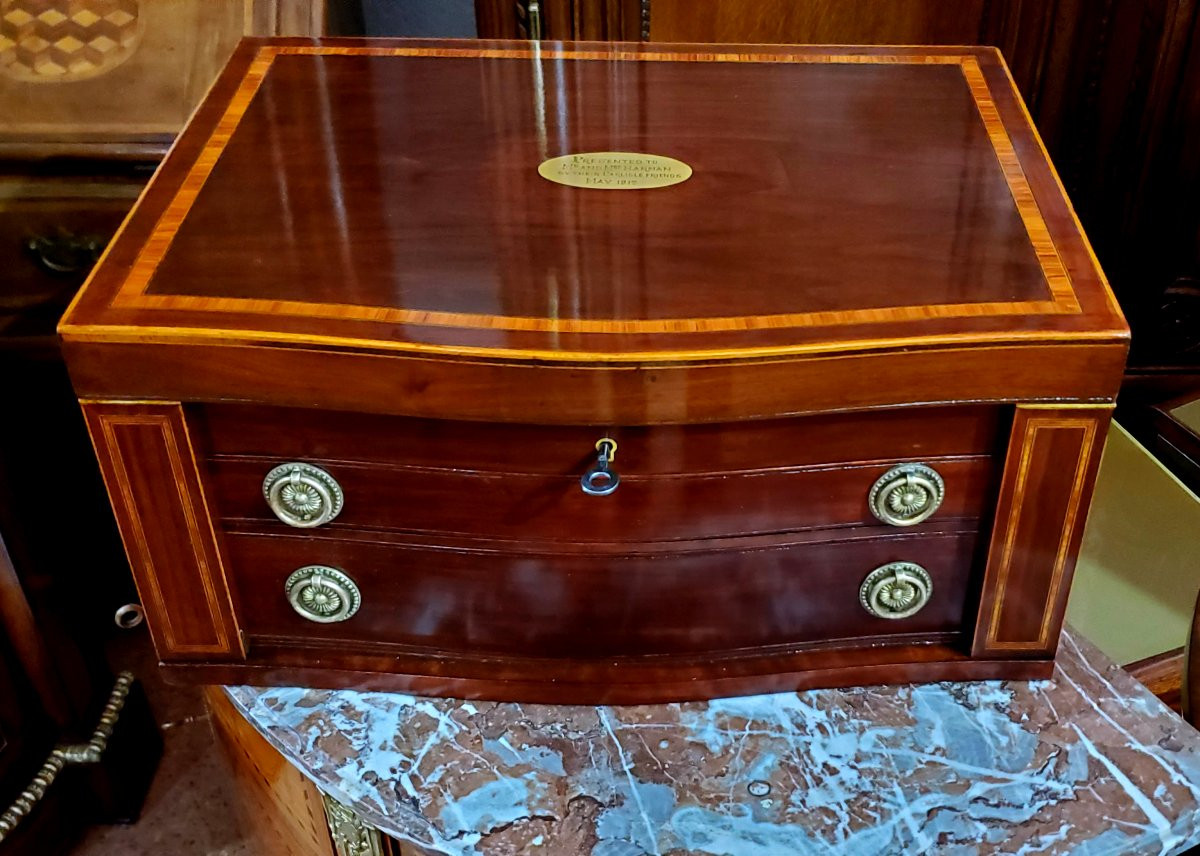 Coffret en acajou, 48 x 34 cm, hauteur 22 cm, incrusté de palissandre rose et de buis. -photo-4
