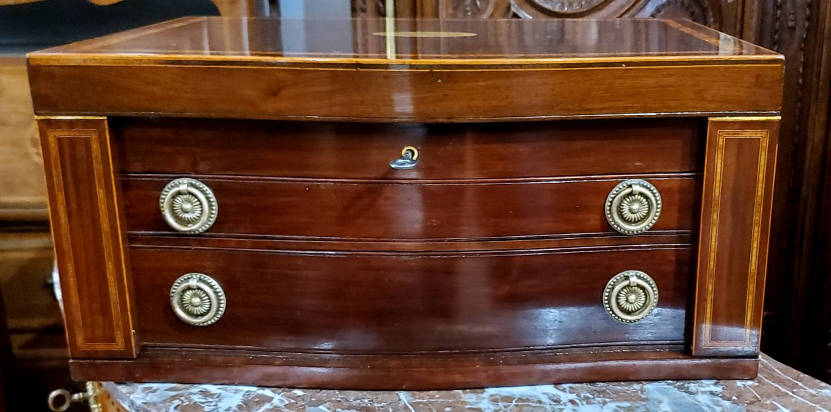 Coffret en acajou, 48 x 34 cm, hauteur 22 cm, incrusté de palissandre rose et de buis. -photo-7