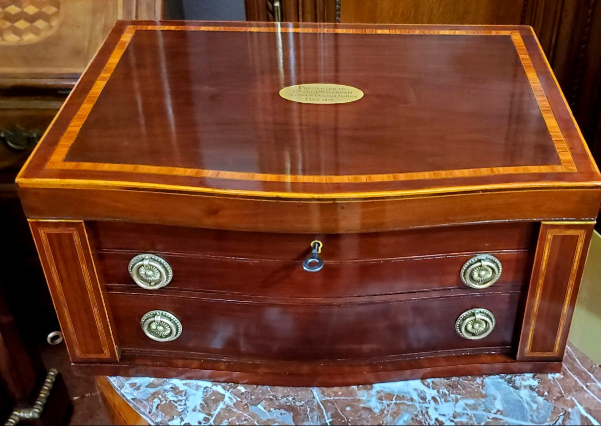 Coffret en acajou, 48 x 34 cm, hauteur 22 cm, incrusté de palissandre rose et de buis. 