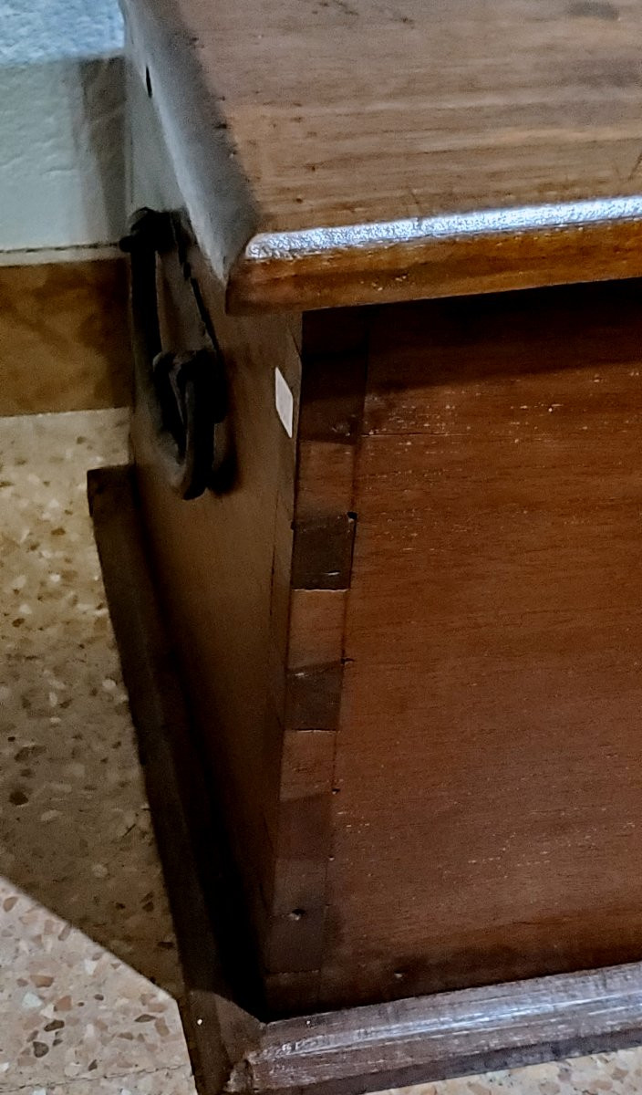 Coffre ancien en noyer de la seconde moitié du XVIIIe siècle, de fabrication espagnole. -photo-2