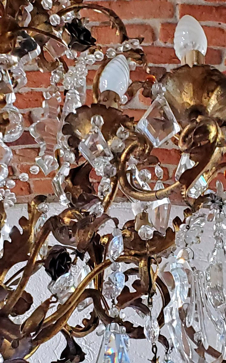 Lustre en fer forgé orné de feuilles et de fleurs en tôle, orné de cristaux. -photo-2