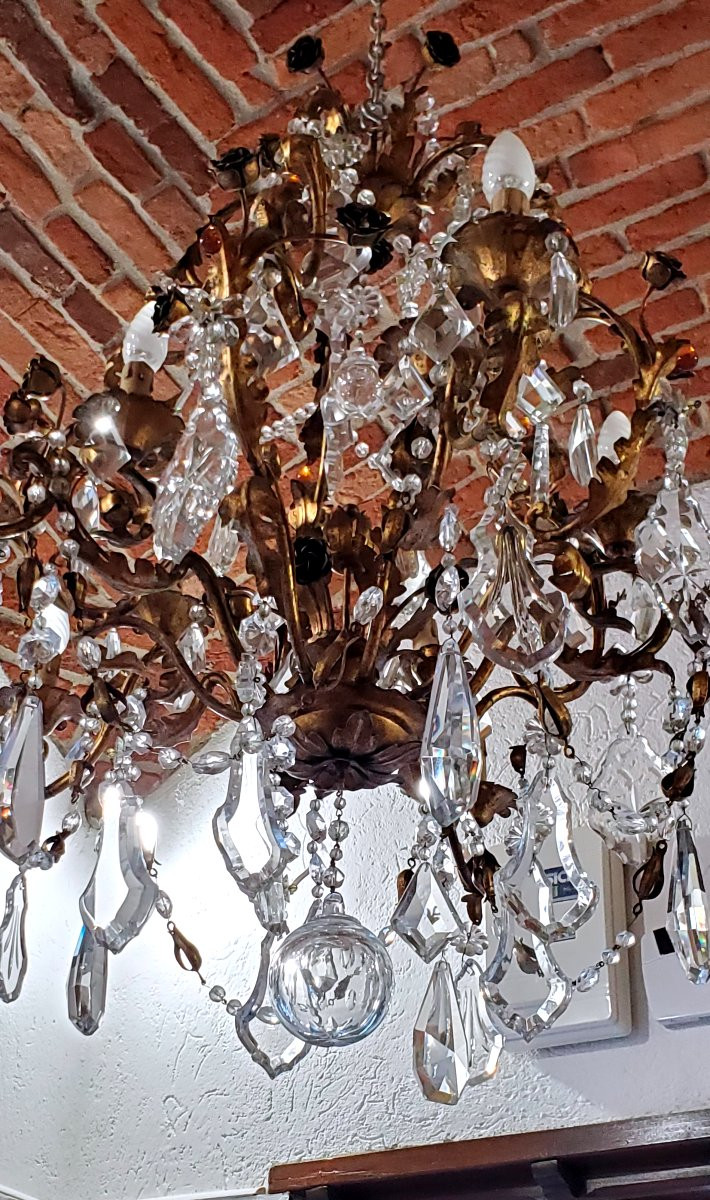 Lustre en fer forgé orné de feuilles et de fleurs en tôle, orné de cristaux. -photo-3