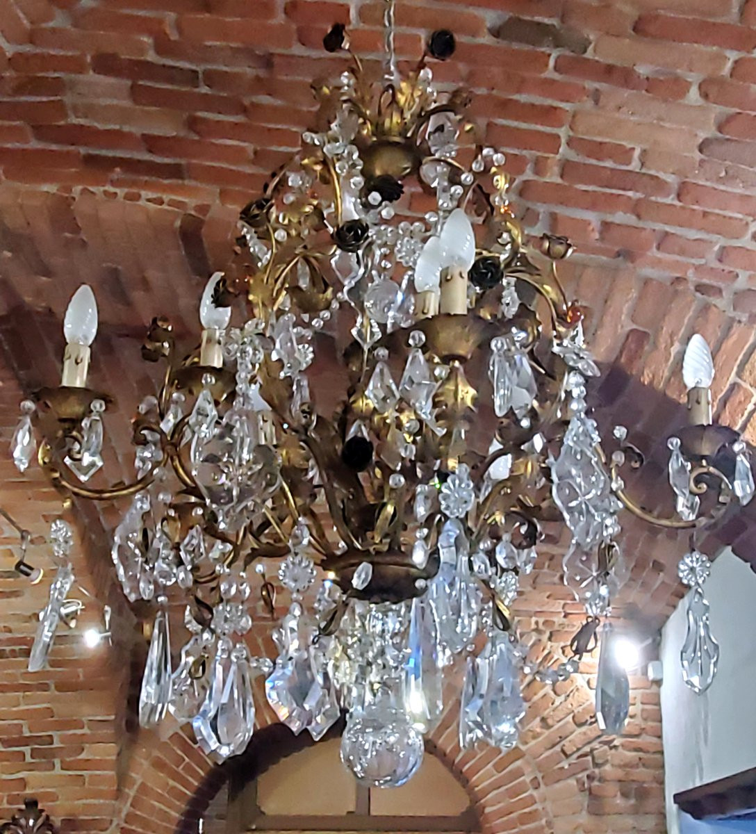 Lustre en fer forgé orné de feuilles et de fleurs en tôle, orné de cristaux. -photo-4