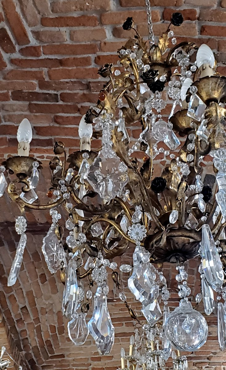 Lustre en fer forgé orné de feuilles et de fleurs en tôle, orné de cristaux. -photo-1
