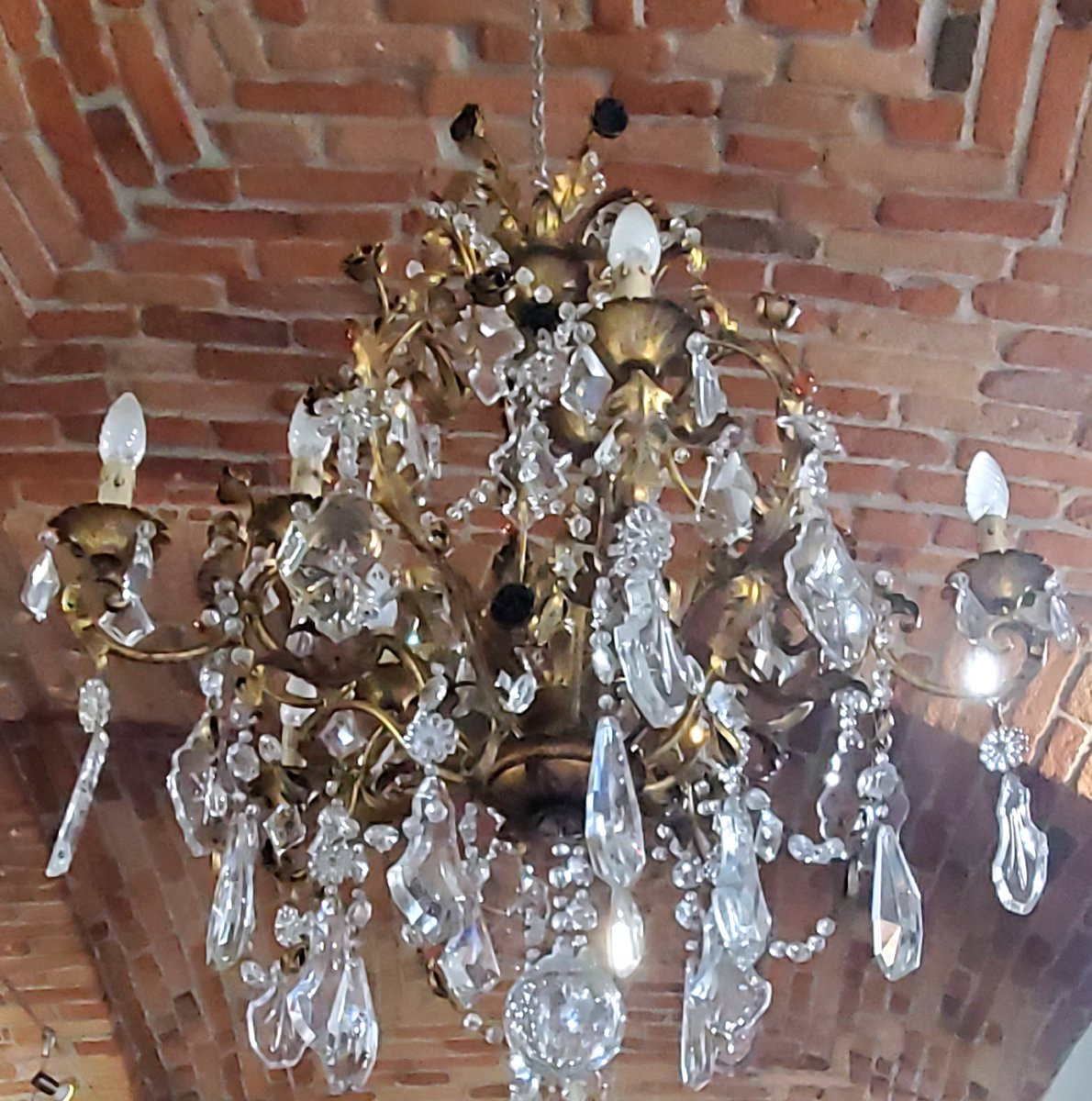 Lustre en fer forgé orné de feuilles et de fleurs en tôle, orné de cristaux. -photo-2