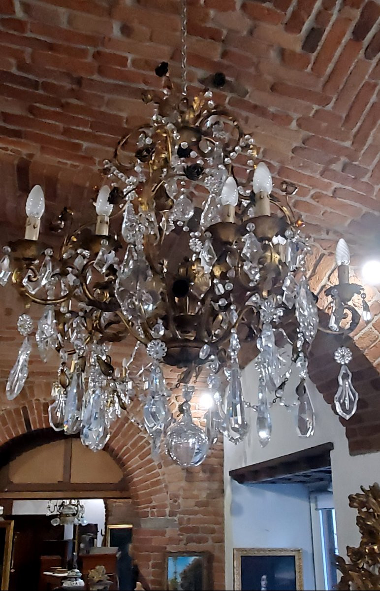 Lustre en fer forgé orné de feuilles et de fleurs en tôle, orné de cristaux. -photo-7