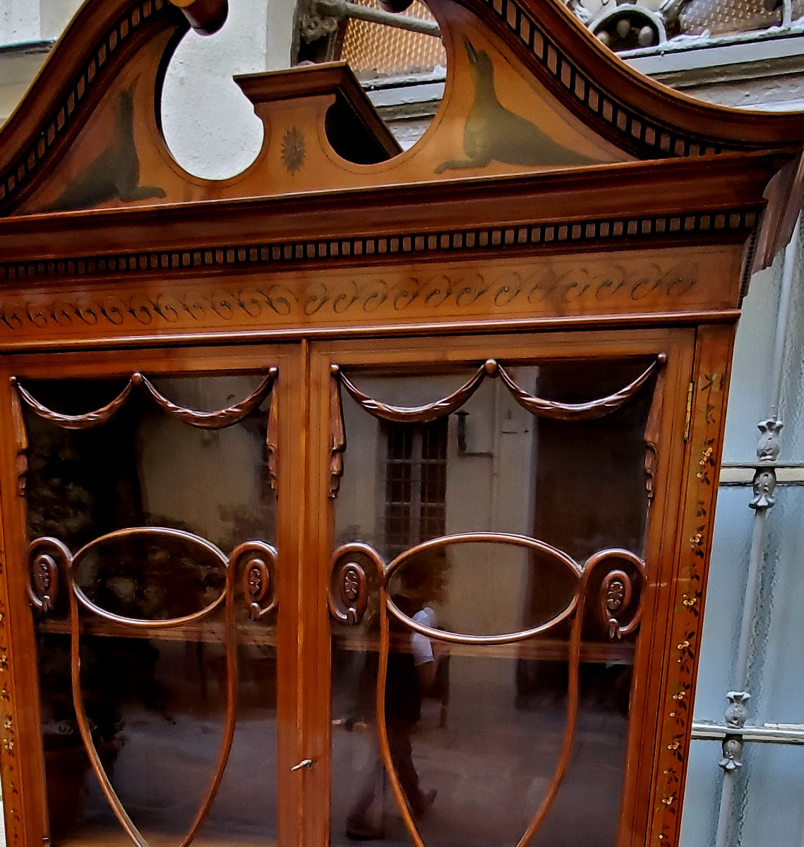 Antique Victorian Display Cabinet (circa 1850) Of English Manufacture In Satinwood-photo-2