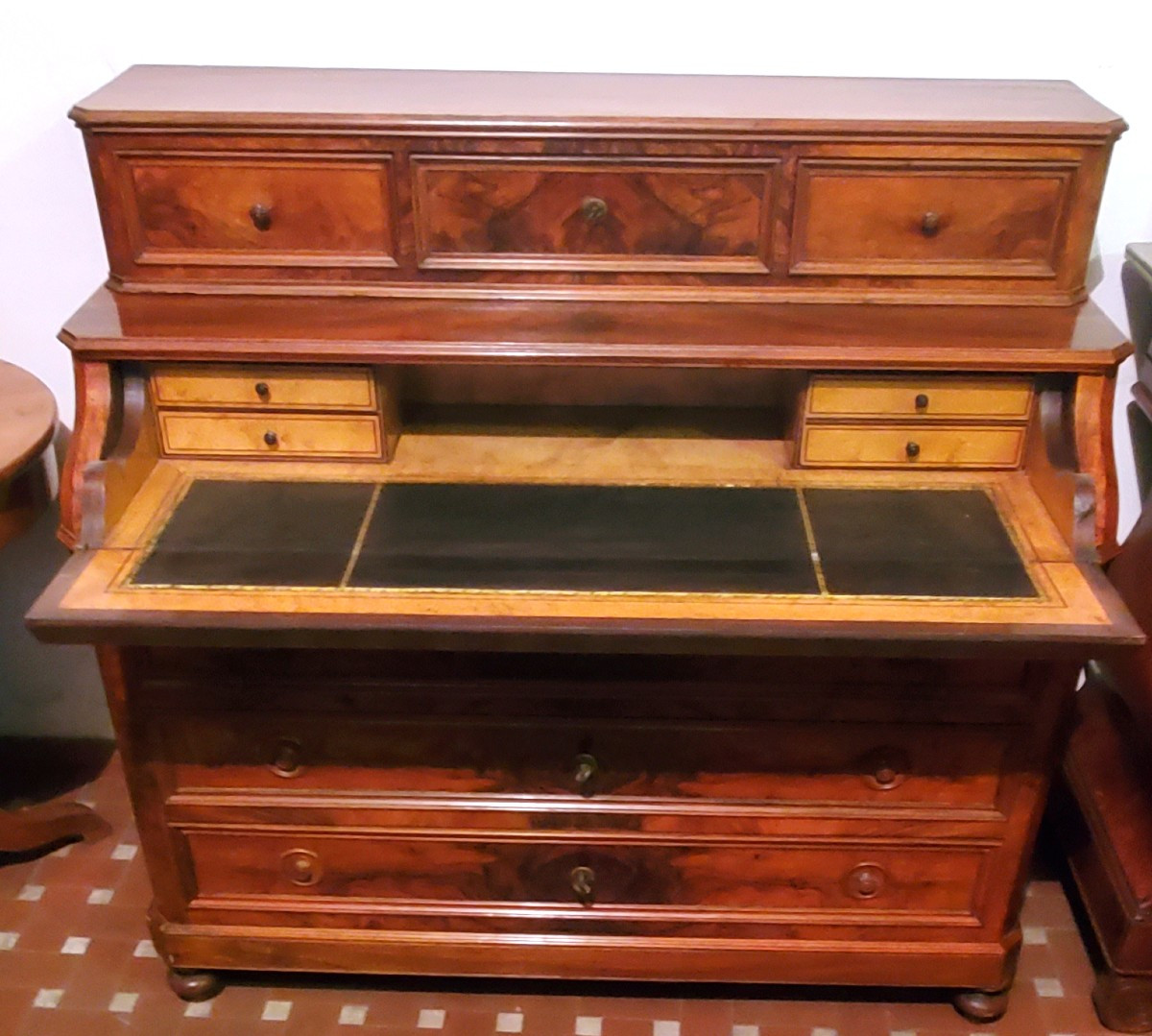 Commode ancienne à abattant en noyer d'époque Louis-Philippe.