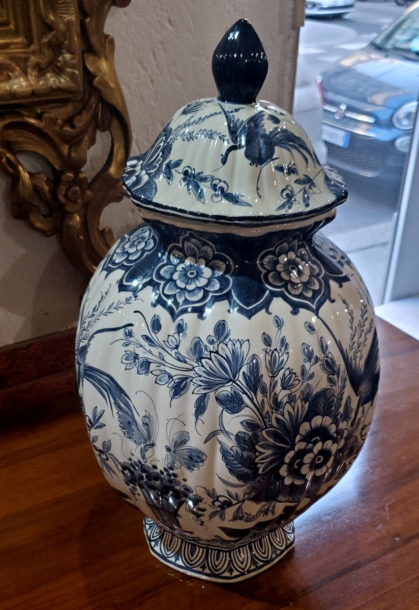 Vase de Delft (Hollande) des années 1920, orné d'un décor floral bleu cobalt-photo-2