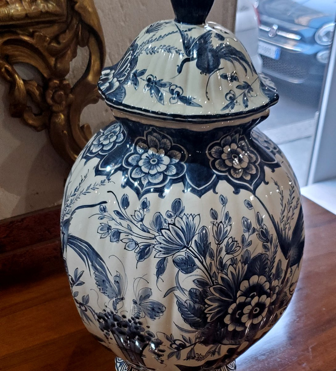 Vase de Delft (Hollande) des années 1920, orné d'un décor floral bleu cobalt-photo-3