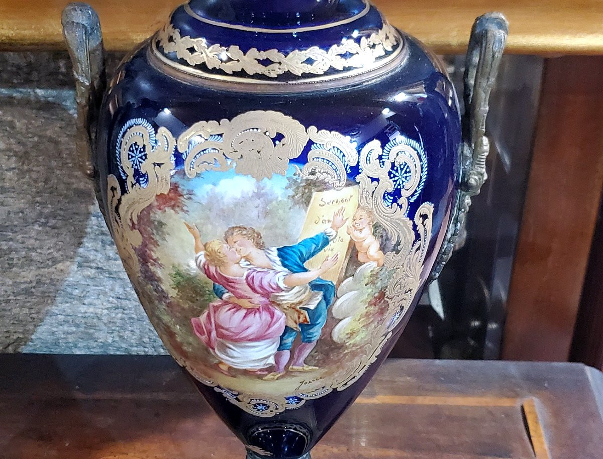 Deux vases anciens Napoléon III en porcelaine bleu cobalt, de 57 cm de haut.-photo-4