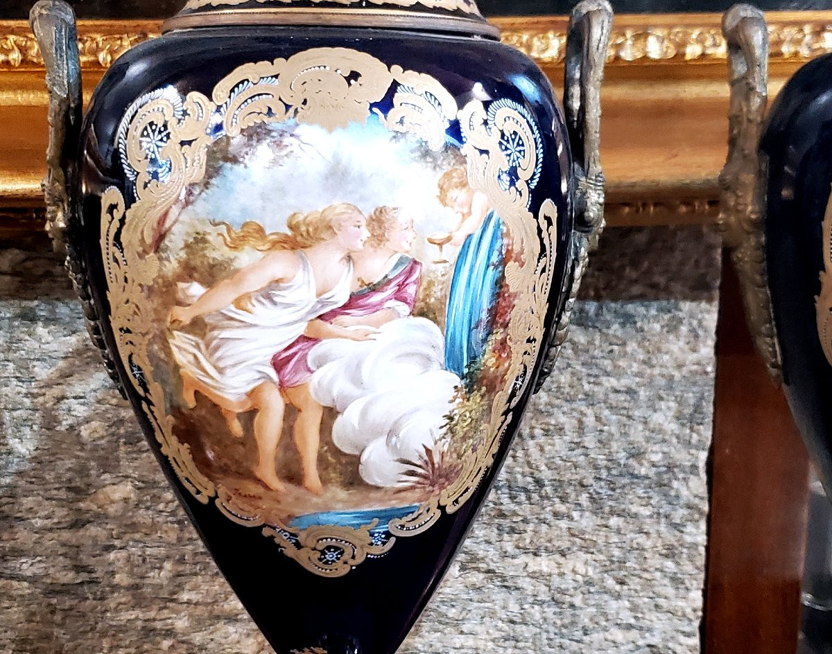Deux vases anciens Napoléon III en porcelaine bleu cobalt, de 57 cm de haut.-photo-5