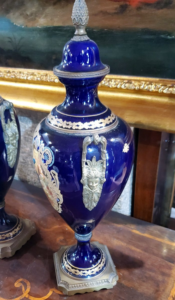 Deux vases anciens Napoléon III en porcelaine bleu cobalt, de 57 cm de haut.-photo-6