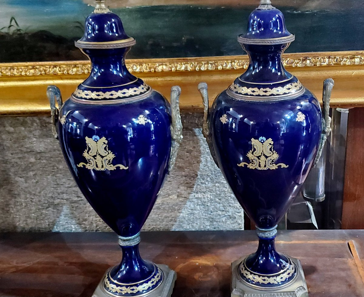 Deux vases anciens Napoléon III en porcelaine bleu cobalt, de 57 cm de haut.-photo-7