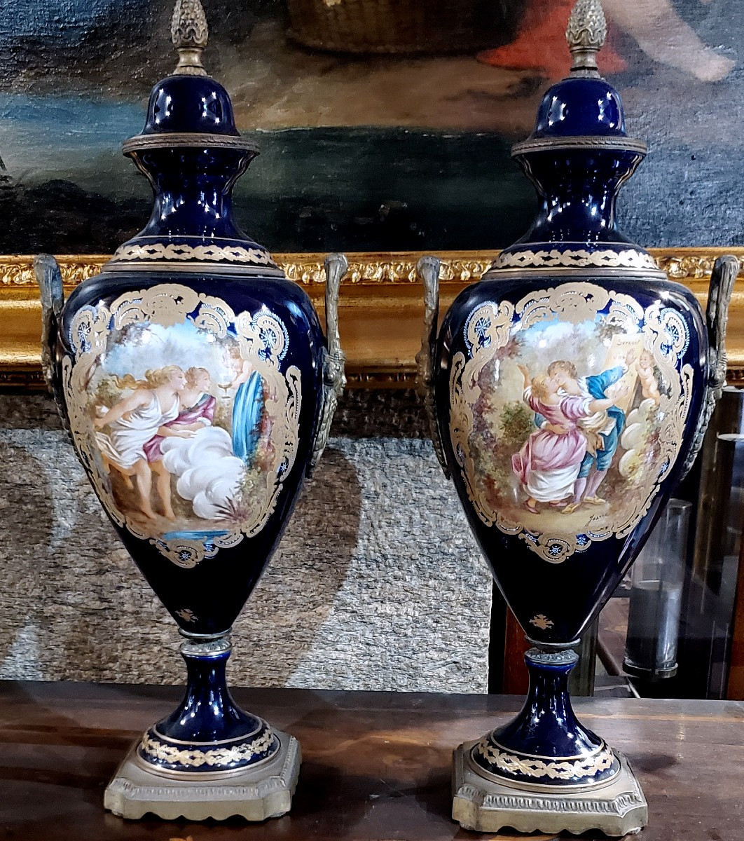 Deux vases anciens Napoléon III en porcelaine bleu cobalt, de 57 cm de haut.