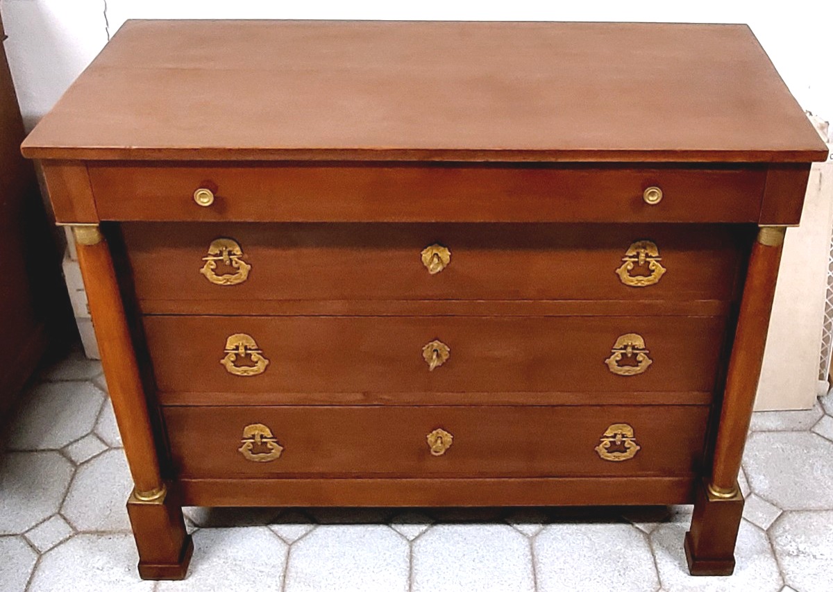 Commode Empire ancienne à deux colonnes, La commode est en noyer