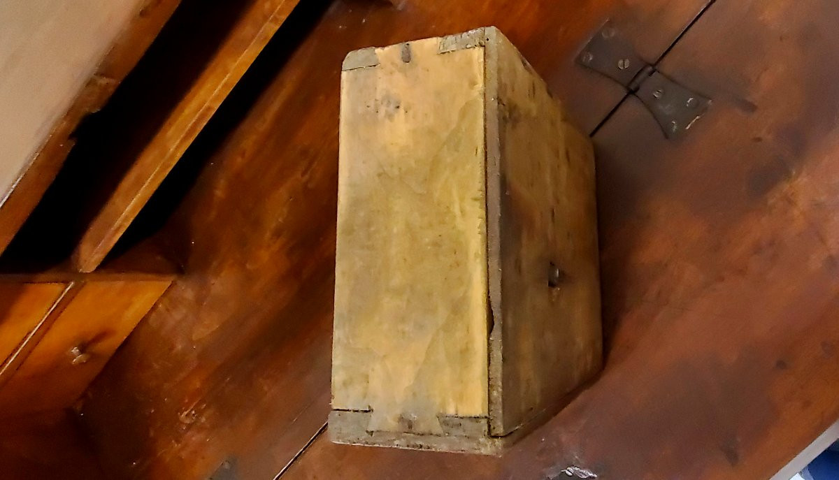 Bureau ancien en peuplier de la seconde moitié du XVIIe siècle-photo-2