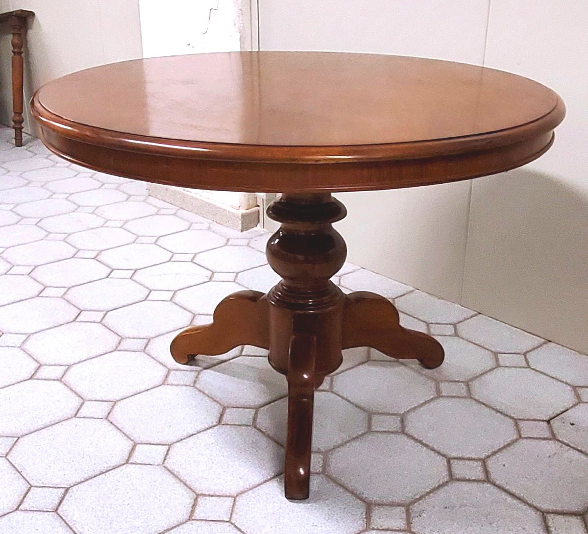 Table ancienne Louis Philippe en noyer à pied central.-photo-2