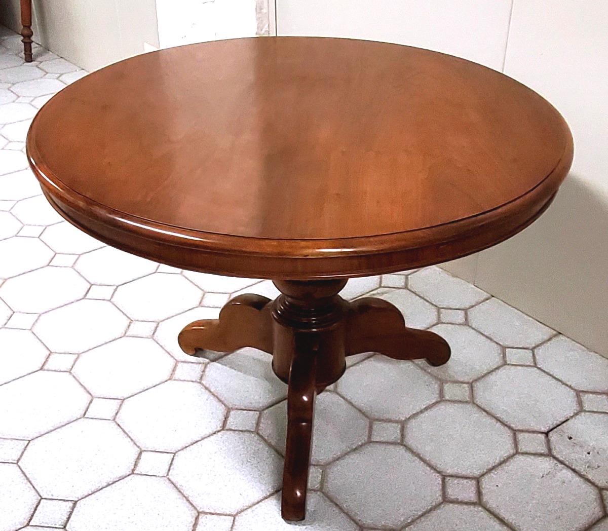 Table ancienne Louis Philippe en noyer à pied central.